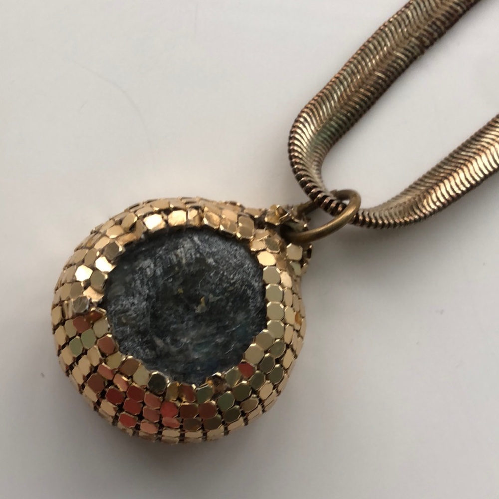 Elegant Gold Pendant Necklace